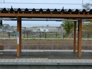 【2017年GW時の野蒜周辺】 新野蒜駅越しに見える旧駅舎(三角屋根の白い建物)とその周辺