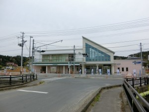 再利用が始まった旧野蒜駅舎 (1階左側がコンビニエンスストア、1階右側と2階部分が震災復興伝承館)