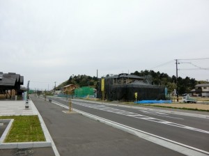 新野蒜駅前から見た高台移転の街で進む住宅等の整備状況